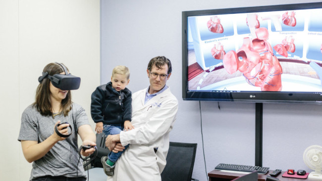 VRが医師と患者に心臓の構造を示す