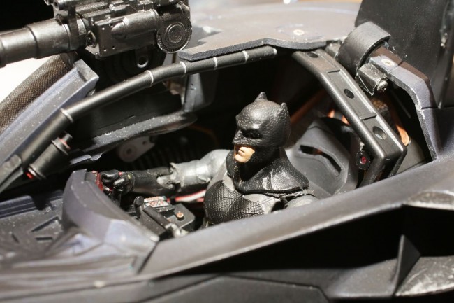 バットモービルを運転するバットマン