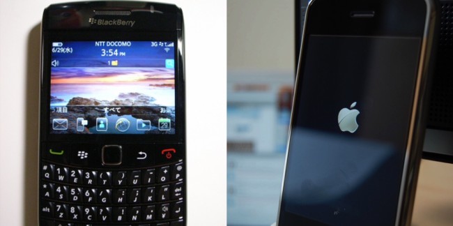 BlackBerry Bold 9780(左)と初代iPhone(右)