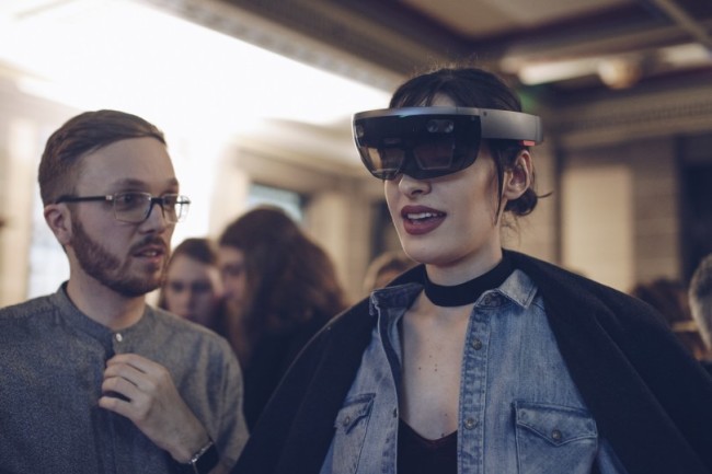 Hololensを使ったARフィッティングシステム「Virtual Fitting Room」は、ファッションの未来を垣間見せてくれる