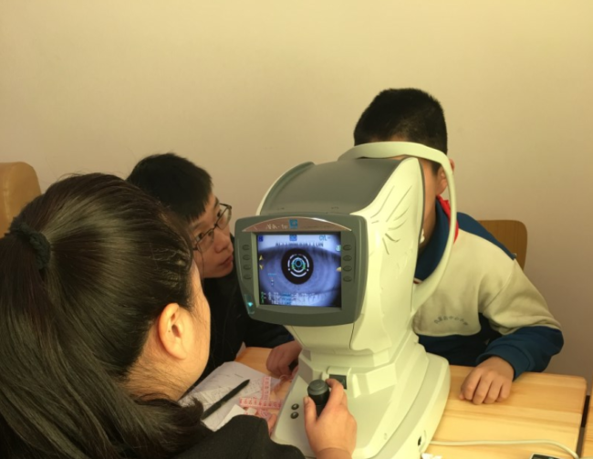 目を検査する様子