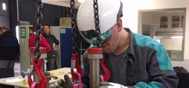 ARヘルメットに助けられながらガスタービンを組み立てるエンジニア