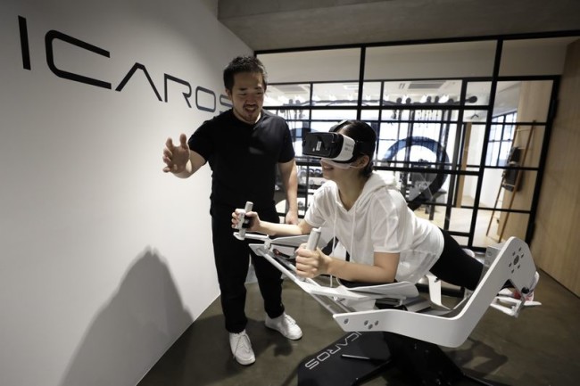 Icarosの利用を指導するパーソナルトレーナー