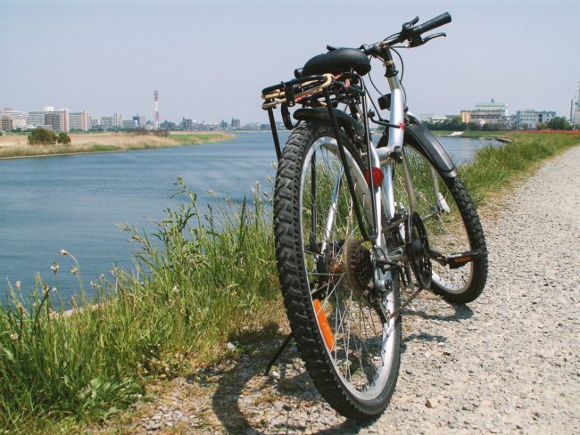 河川敷の砂利道に停められた自転車