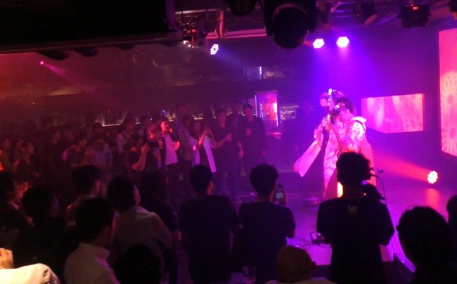 イベントでステージに登場した北村姉妹。 津軽三味線の全国大会で姉妹ともに団体の部と個人の部で優勝した実力の持ち主。