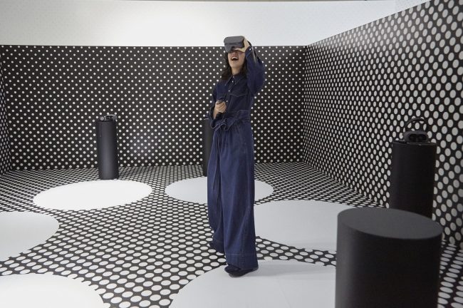 ステラ・マッカートニーが来日東京で開催したワールドプレゼンテーションにおいて、VRを使用し2017年秋冬コレクションを披露