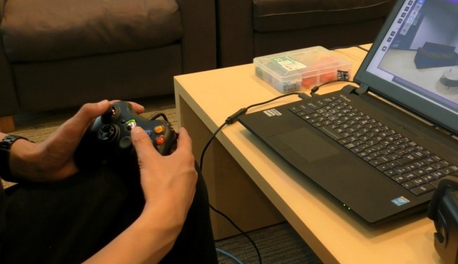 XBOXコントローラーで操作。