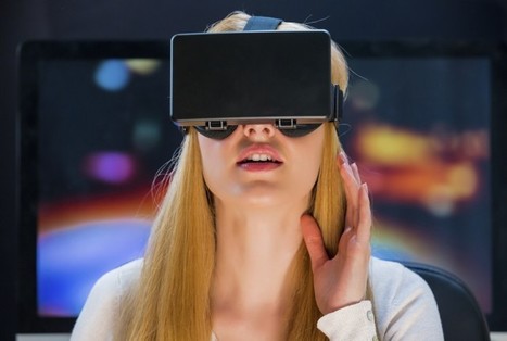 VRヘッドセットを付けた女性