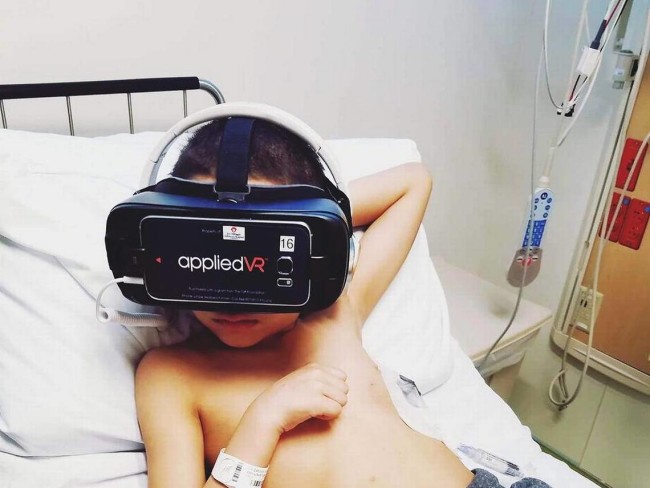 VRゲームをしながら治療を受ける