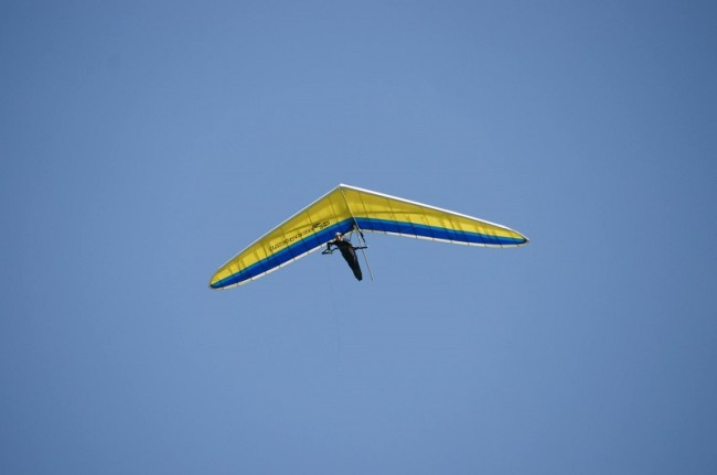 ハンググライダーで飛行する鈴木由路選手