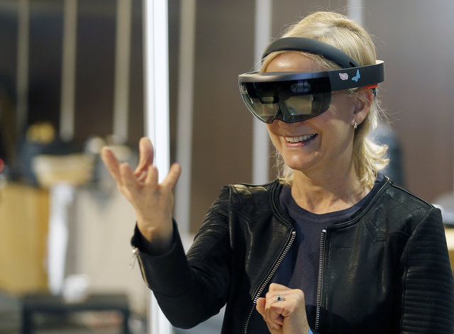HoloLensを付けた女性