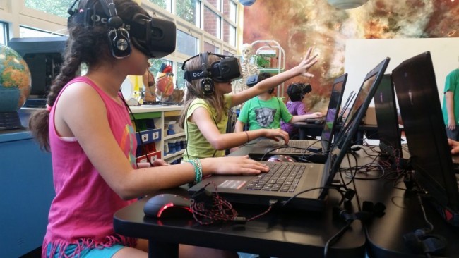 VRデバイスを使う子供たち
