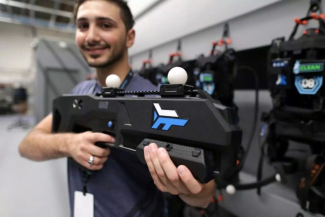 MindTrek VRの銃型コントローラーとバックパック型PC