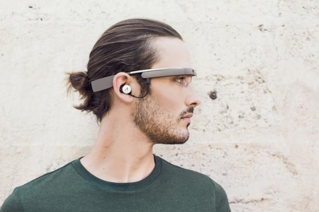 Google Glassを付けた男性