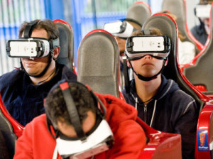 VRヘッドセットを付けてコースターに乗る