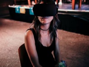 VRヘッドセットを付けた女性