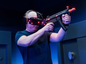 IMAXでVR体験をする男性