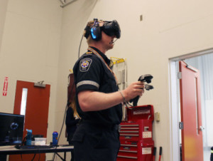 VRでトレーニングする救急救命士