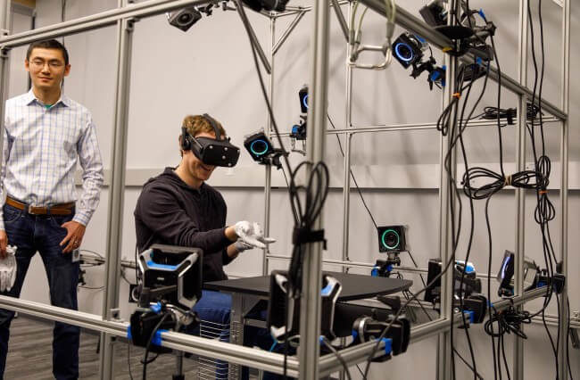Oculusが開発する手袋型コントローラー