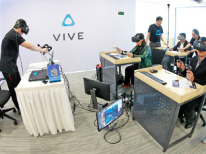 Viveを体験する人たち