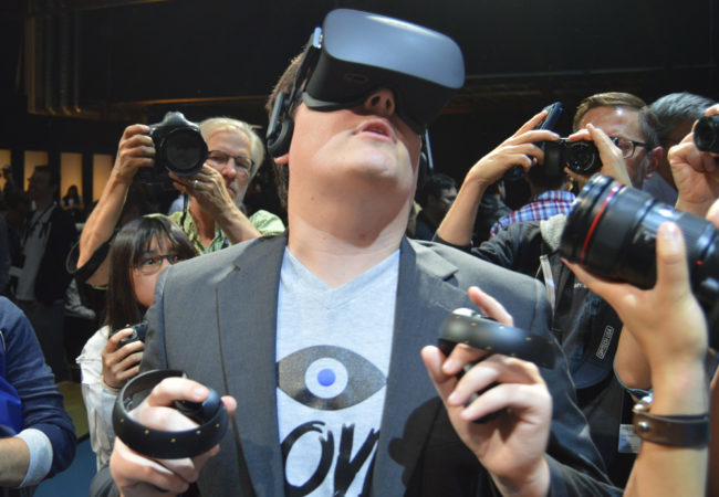 Oculus Riftを使うPalmer Luckey