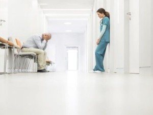 病院の廊下で
