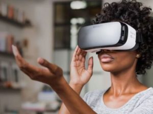 VRヘッドセットを付けた女性