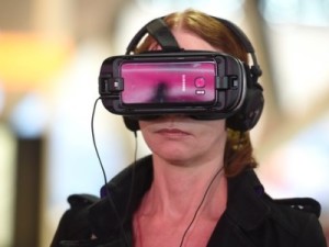 Gear VRを付けた女性