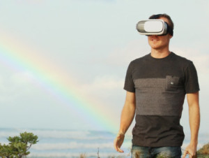 VRヘッドセットを付けた男性