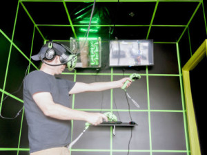 VRアーケードの個室でゲームをする男性