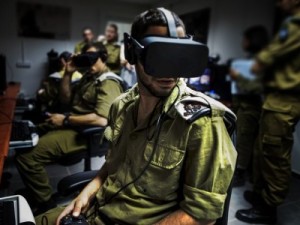 VRヘッドセットを付けた兵士