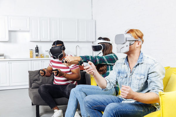 VR体験に香りを加えるデバイス「Feelreal」がクラウドファンディング開始！