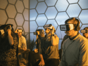 VRヘッドセットを付けた人たち