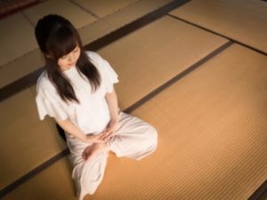 座禅を組む女性