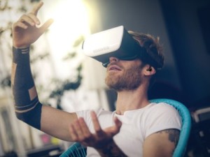 モバイルVRヘッドセットを付けた男性
