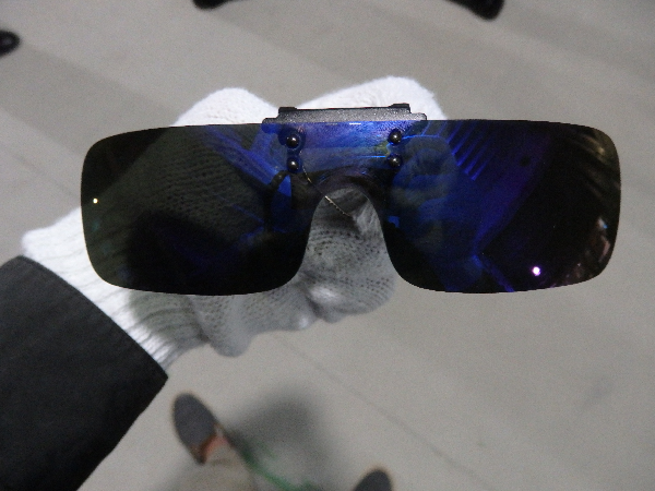 Hololensにサングラスを装着して屋外利用を可能に