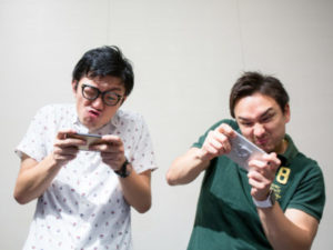 テレビゲームをする二人