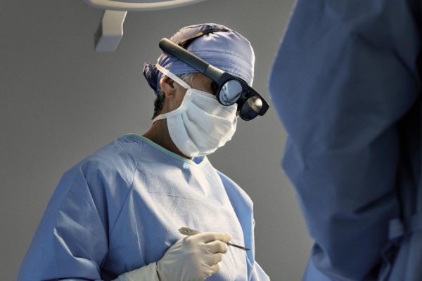 VRニュースイッキ見_Magic Leap 2が医療用電子機器の国際認証を取得！手術室でのAR補助が可能に
