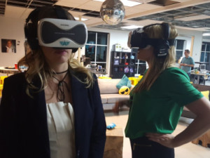VRヘッドセットを付けた受講者