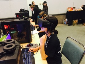 ヘッドセットを付けてPCに向かう女性