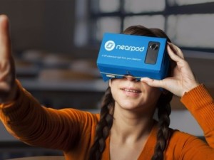 Nearpod VRのヘッドセットを付けた女性