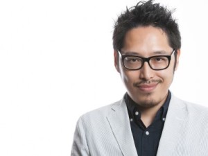 自信を表情で示す男性