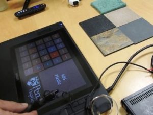 素材にタッチペンで触れる感覚を再現するTactaiのデバイス