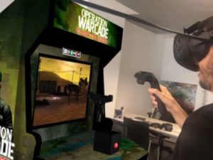 アーケードゲームをする男性
