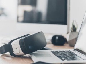 VRヘッドセットとノートパソコン