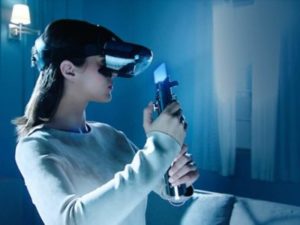 ライトセーバーを構える女性