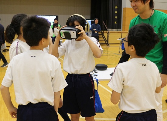 VRでパラスポーツの世界を体験！VRブラインドサッカー体験アプリで小学校で出張授業を実施