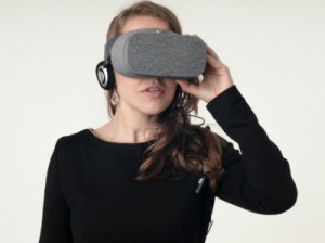 VRヘッドセットを付けた女性