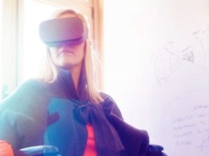 車椅子に座ってVRヘッドセットを付けた女性