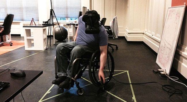 車椅子でVRデバイスを使う様子
